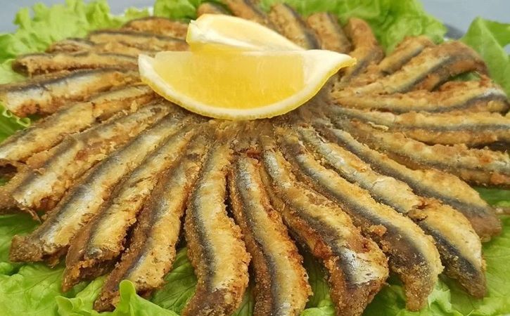 Hamsi tava yaparken bu sırrı deneyin! Çıtır çıtır olmasını sağlayan pişirme önerisi... 1